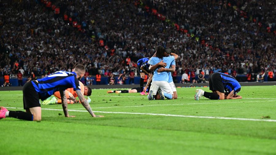 Para pemain Manchester City merayakan kemenangan trofi Liga Champions 2023 setelah pertandingan final Liga Champions UEFA 2022/23 antara FC Internazionale dan Manchester City FC di Atatuerk Olympic Stadium pada 10 Juni 2023 di Istanbul, Turki. (Daniela Porcelli/Eurasia Sport Images/Getty Images)