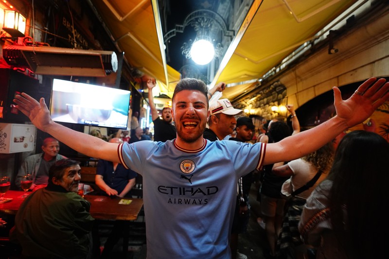 Penggemar Man City merayakan gol pertama tim mereka selama Final Liga Champions UEFA antara Manchester City dan Inter Milan di Stadion Olimpiade Ataturk, saat mereka menonton pertandingan dari sebuah bar di Istanbul tengah. Tanggal pengambilan gambar: Sabtu 10 Juni 2023. Penggemar Man City merayakan gol pertama tim mereka selama Final Liga Champions UEFA antara Manchester City dan Inter Milan di Stadion Olimpiade Ataturk, saat mereka menonton pertandingan dari sebuah bar di Istanbul tengah. Tanggal pengambilan gambar: Sabtu 10 Juni 2023. (James Manning/PA Images via Getty Images)