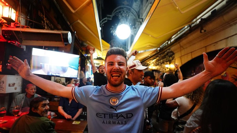 Penggemar Man City merayakan gol pertama tim mereka selama Final Liga Champions UEFA antara Manchester City dan Inter Milan di Stadion Olimpiade Ataturk, saat mereka menonton pertandingan dari sebuah bar di Istanbul tengah. Tanggal pengambilan gambar: Sabtu 10 Juni 2023. (James Manning/PA Images via Getty Images)