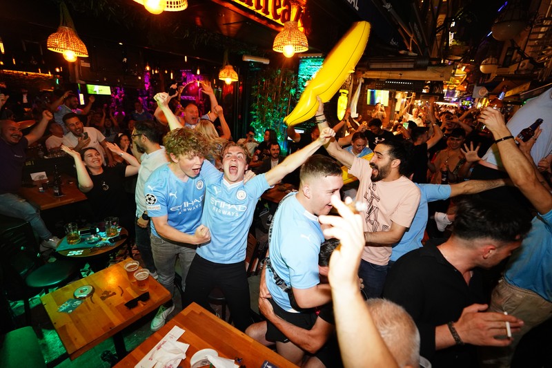 Penggemar Man City merayakan gol pertama tim mereka selama Final Liga Champions UEFA antara Manchester City dan Inter Milan di Stadion Olimpiade Ataturk, saat mereka menonton pertandingan dari sebuah bar di Istanbul tengah. Tanggal pengambilan gambar: Sabtu 10 Juni 2023. Penggemar Man City merayakan gol pertama tim mereka selama Final Liga Champions UEFA antara Manchester City dan Inter Milan di Stadion Olimpiade Ataturk, saat mereka menonton pertandingan dari sebuah bar di Istanbul tengah. Tanggal pengambilan gambar: Sabtu 10 Juni 2023. (James Manning/PA Images via Getty Images)