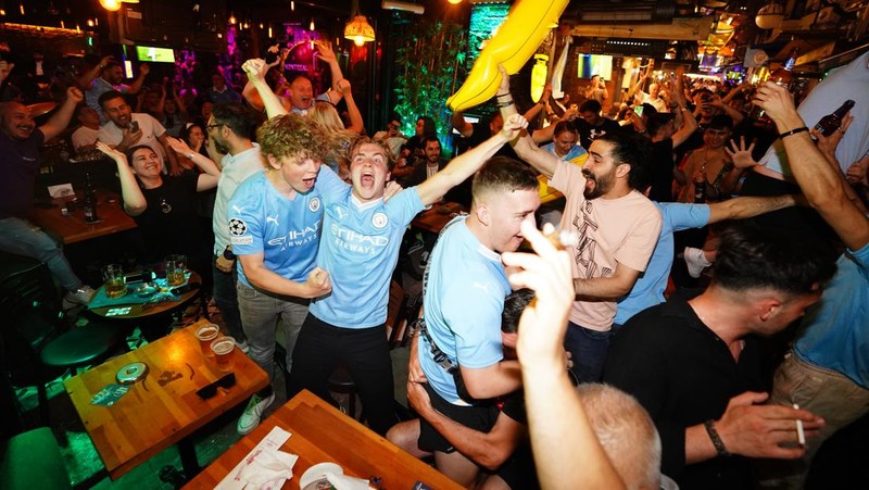 Penggemar Man City merayakan gol pertama tim mereka selama Final Liga Champions UEFA antara Manchester City dan Inter Milan di Stadion Olimpiade Ataturk, saat mereka menonton pertandingan dari sebuah bar di Istanbul tengah. Tanggal pengambilan gambar: Sabtu 10 Juni 2023. (James Manning/PA Images via Getty Images)