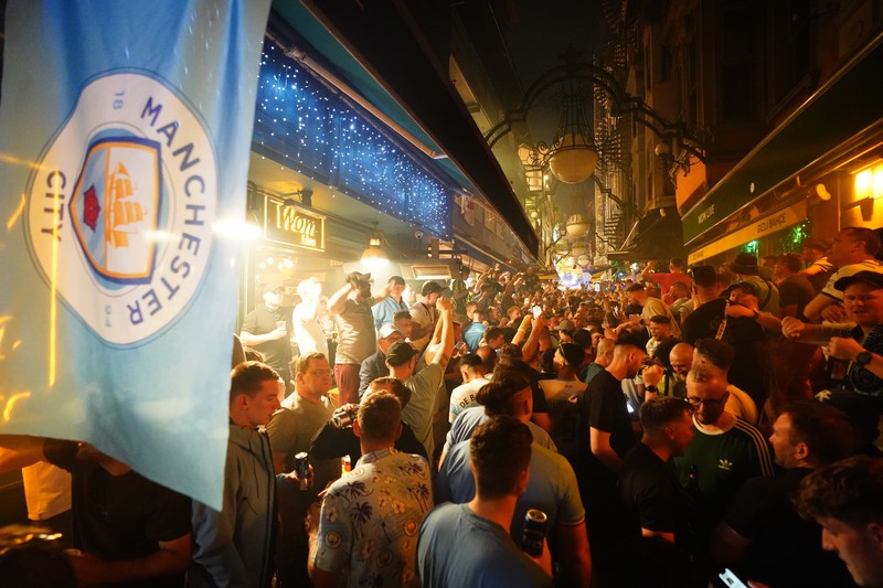 Penggemar Man City merayakan gol pertama tim mereka selama Final Liga Champions UEFA antara Manchester City dan Inter Milan di Stadion Olimpiade Ataturk, saat mereka menonton pertandingan dari sebuah bar di Istanbul tengah. Tanggal pengambilan gambar: Sabtu 10 Juni 2023. Penggemar Man City merayakan gol pertama tim mereka selama Final Liga Champions UEFA antara Manchester City dan Inter Milan di Stadion Olimpiade Ataturk, saat mereka menonton pertandingan dari sebuah bar di Istanbul tengah. Tanggal pengambilan gambar: Sabtu 10 Juni 2023. (James Manning/PA Images via Getty Images)