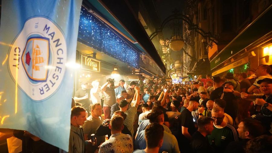 Penggemar Man City merayakan gol pertama tim mereka selama Final Liga Champions UEFA antara Manchester City dan Inter Milan di Stadion Olimpiade Ataturk, saat mereka menonton pertandingan dari sebuah bar di Istanbul tengah. Tanggal pengambilan gambar: Sabtu 10 Juni 2023. (James Manning/PA Images via Getty Images)