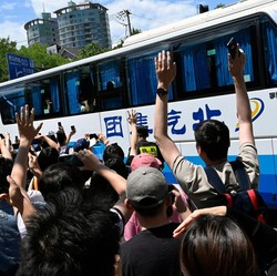 Potret Ratusan Fans Argentina Sambut Messi dan Tim di Hotel
