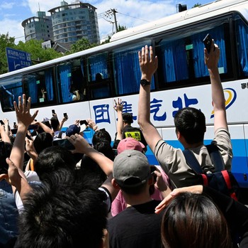 Potret Ratusan Fans Argentina Sambut Messi dan Tim di Hotel