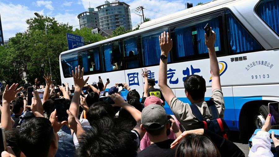 Fans menunggu kedatangan Lionel Messi di sebuah hotel jelang pertandingan International Football Invitation 2023 antara Argentina dan Australia pada 10 Juni 2023 di Beijing, China. (Lintao Zhang/Getty Images)