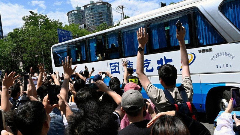 Fans menunggu kedatangan Lionel Messi di sebuah hotel jelang pertandingan International Football Invitation 2023 antara Argentina dan Australia pada 10 Juni 2023 di Beijing, China. (Lintao Zhang/Getty Images)