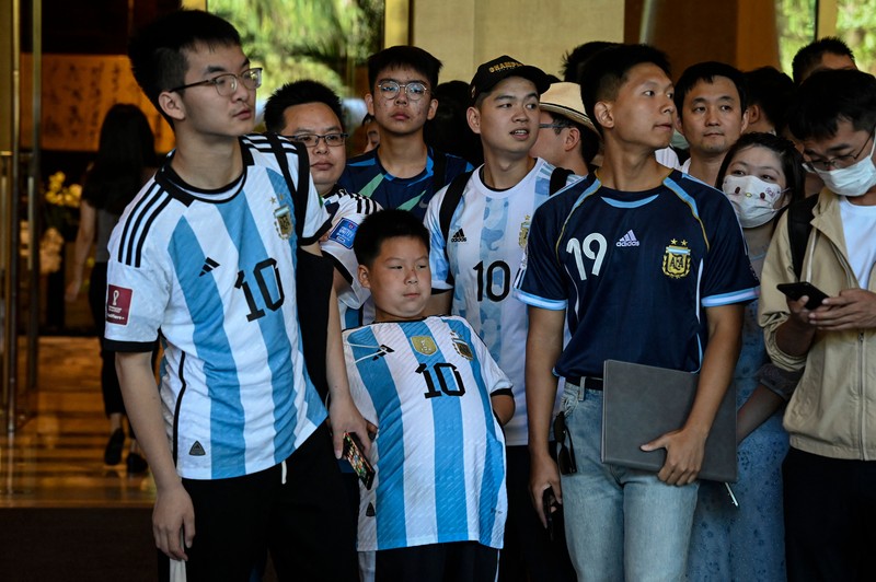 Fans menunggu kedatangan Lionel Messi di sebuah hotel jelang pertandingan International Football Invitation 2023 antara Argentina dan Australia pada 10 Juni 2023 di Beijing, China. Fans menunggu kedatangan Lionel Messi di sebuah hotel jelang pertandingan International Football Invitation 2023 antara Argentina dan Australia pada 10 Juni 2023 di Beijing, China. (Lintao Zhang/Getty Images)