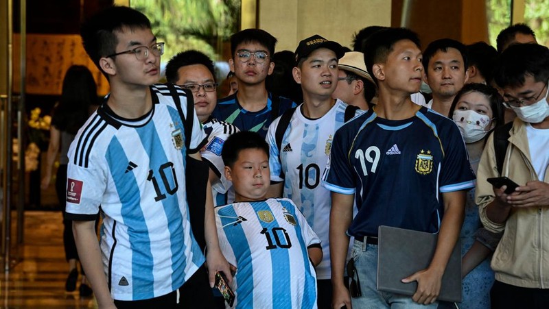 Fans menunggu kedatangan Lionel Messi di sebuah hotel jelang pertandingan International Football Invitation 2023 antara Argentina dan Australia pada 10 Juni 2023 di Beijing, China. (Lintao Zhang/Getty Images)