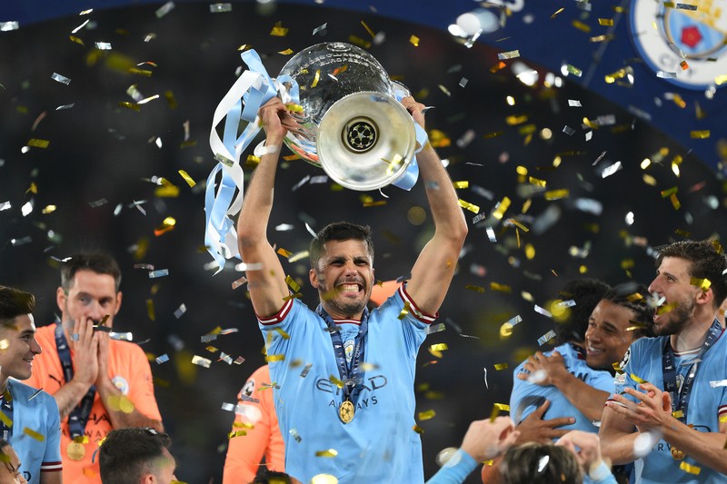 Para pemain Manchester City merayakan kemenangan trofi Liga Champions 2023 setelah pertandingan final Liga Champions UEFA 2022/23 antara FC Internazionale dan Manchester City FC di Atatuerk Olympic Stadium pada 10 Juni 2023 di Istanbul, Turki. (Daniela Porcelli/Eurasia Sport Images/Getty Images)
