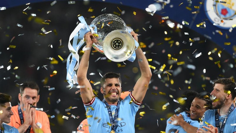 Para pemain Manchester City merayakan kemenangan trofi Liga Champions 2023 setelah pertandingan final Liga Champions UEFA 2022/23 antara FC Internazionale dan Manchester City FC di Atatuerk Olympic Stadium pada 10 Juni 2023 di Istanbul, Turki. (Daniela Porcelli/Eurasia Sport Images/Getty Images)