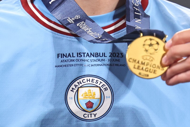 Para pemain Manchester City merayakan kemenangan trofi Liga Champions 2023 setelah pertandingan final Liga Champions UEFA 2022/23 antara FC Internazionale dan Manchester City FC di Atatuerk Olympic Stadium pada 10 Juni 2023 di Istanbul, Turki. (Daniela Porcelli/Eurasia Sport Images/Getty Images)