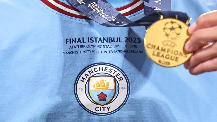 Para pemain Manchester City merayakan kemenangan trofi Liga Champions 2023 setelah pertandingan final Liga Champions UEFA 2022/23 antara FC Internazionale dan Manchester City FC di Atatuerk Olympic Stadium pada 10 Juni 2023 di Istanbul, Turki. (Daniela Porcelli/Eurasia Sport Images/Getty Images)