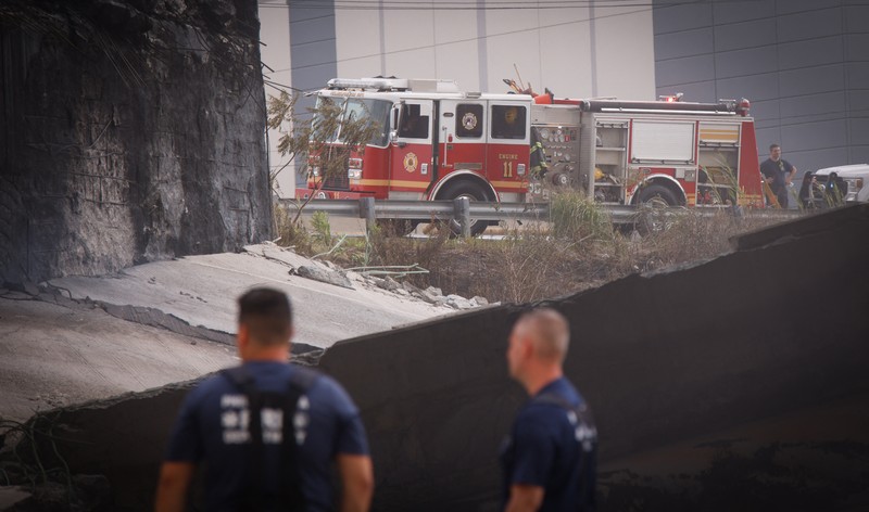 Asap mengepul dari bagian jalan raya I-95 yang runtuh pada (11/6/2023) di Philadelphia, Pennsylvania. (David Maialetti/The Philadelphia Inquirer via AP) Asap mengepul dari bagian jalan raya I-95 yang runtuh pada (11/6/2023) di Philadelphia, Pennsylvania. (David Maialetti/The Philadelphia Inquirer via AP)