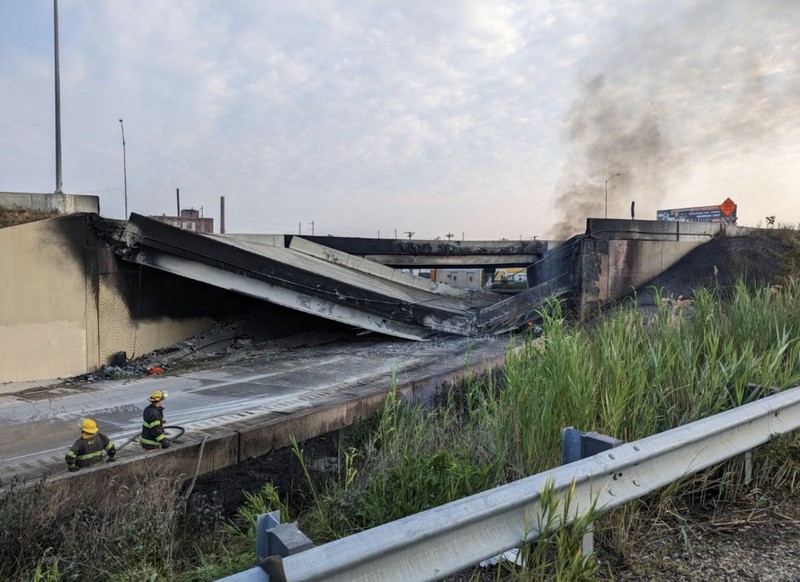 Asap mengepul dari bagian jalan raya I-95 yang runtuh pada (11/6/2023) di Philadelphia, Pennsylvania. (David Maialetti/The Philadelphia Inquirer via AP)