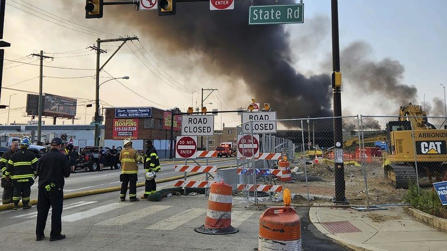 Asap mengepul dari bagian jalan raya I-95 yang runtuh pada (11/6/2023) di Philadelphia, Pennsylvania. (David Maialetti/The Philadelphia Inquirer via AP)