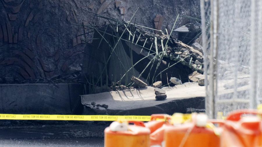 Asap mengepul dari bagian jalan raya I-95 yang runtuh pada (11/6/2023) di Philadelphia, Pennsylvania. (David Maialetti/The Philadelphia Inquirer via AP)