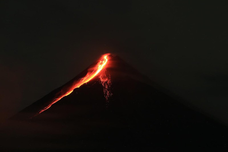 Gunung Mayon di Filipina mengalami erupsi. Ribuan orang yang tinggal di sekitar gunung pun kini diungsikan karena bahaya abu dan gas beracun yang dimuntahkan dari kawah yang bergemuruh. (AP/Aaron Favila)