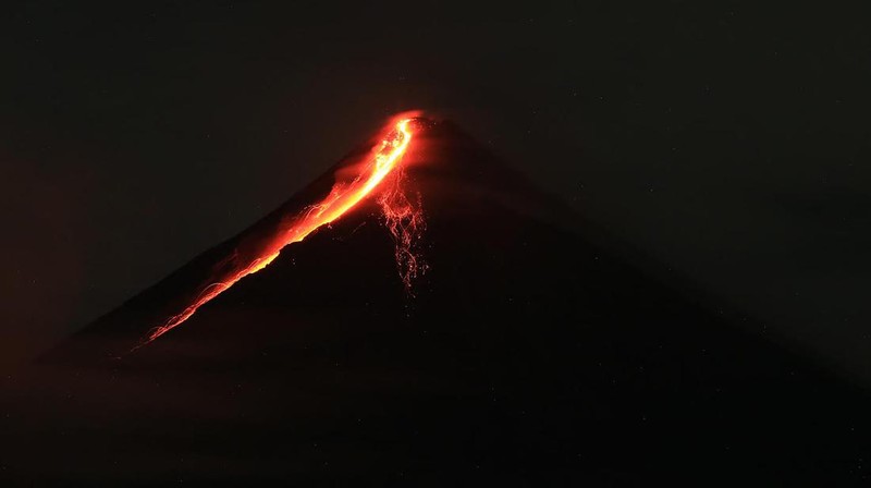 Gunung Mayon di Filipina mengalami erupsi. Ribuan orang yang tinggal di sekitar gunung pun kini diungsikan karena bahaya abu dan gas beracun yang dimuntahkan dari kawah yang bergemuruh. (AP/Aaron Favila)