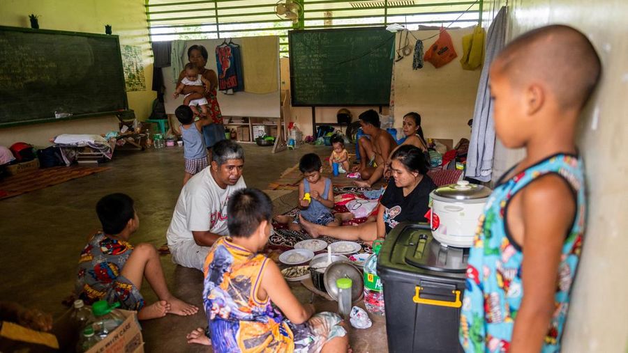 Gunung Mayon di Filipina mengalami erupsi. Ribuan orang yang tinggal di sekitar gunung pun kini diungsikan karena bahaya abu dan gas beracun yang dimuntahkan dari kawah yang bergemuruh. (AP/Aaron Favila)