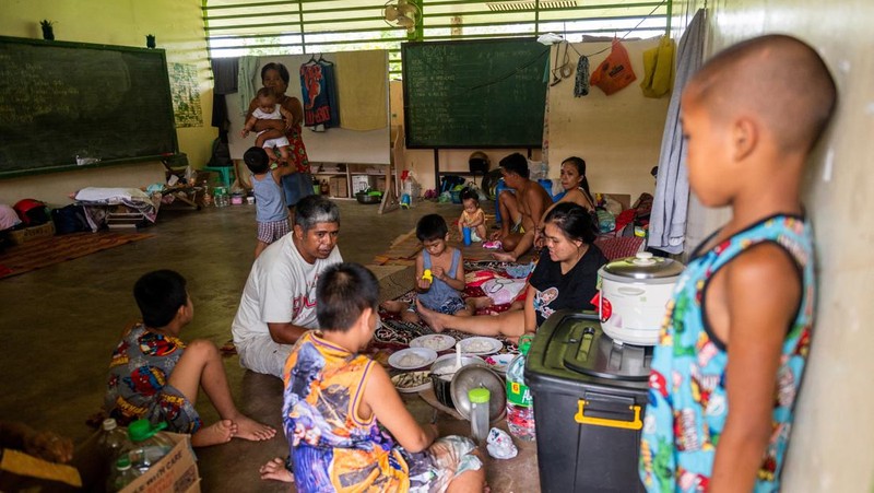 Gunung Mayon di Filipina mengalami erupsi. Ribuan orang yang tinggal di sekitar gunung pun kini diungsikan karena bahaya abu dan gas beracun yang dimuntahkan dari kawah yang bergemuruh. (AP/Aaron Favila)