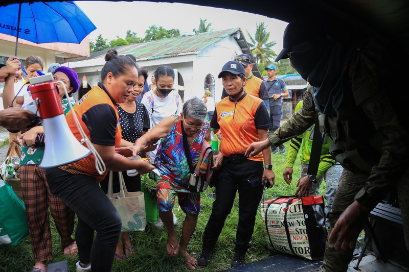 Gunung Mayon di Filipina mengalami erupsi. Ribuan orang yang tinggal di sekitar gunung pun kini diungsikan karena bahaya abu dan gas beracun yang dimuntahkan dari kawah yang bergemuruh. (AP/Aaron Favila)