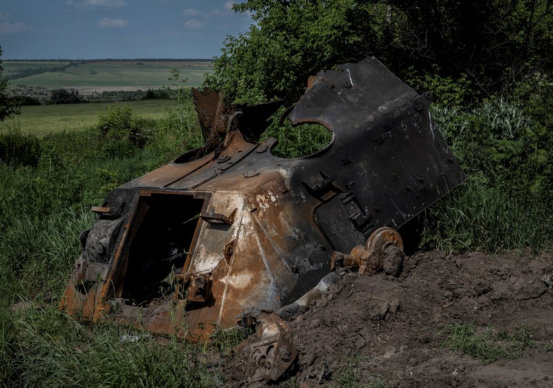 Kendaraan militer yang hancur terlihat, di tengah serangan Rusia di Ukraina, dekat garis depan kota Bakhmut, wilayah Donetsk, Ukraina 9 Juni 2023. (REUTERS/Viacheslav Ratynskyi)