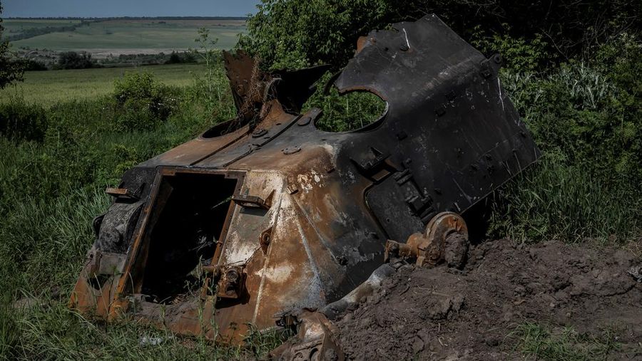Kendaraan militer yang hancur terlihat, di tengah serangan Rusia di Ukraina, dekat garis depan kota Bakhmut, wilayah Donetsk, Ukraina 9 Juni 2023. (REUTERS/Viacheslav Ratynskyi)