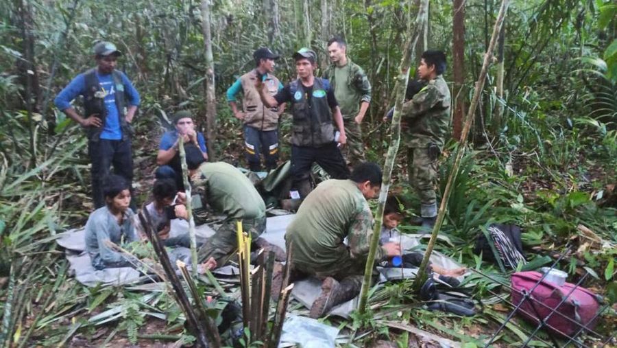 Korban selamat dari kecelakaan pesawat Cessna 206 di hutan Kolombia. (Anadolu Agency via Getty Images)