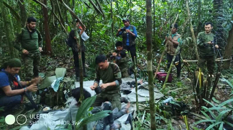 Korban selamat dari kecelakaan pesawat Cessna 206 di hutan Kolombia. (Anadolu Agency via Getty Images)