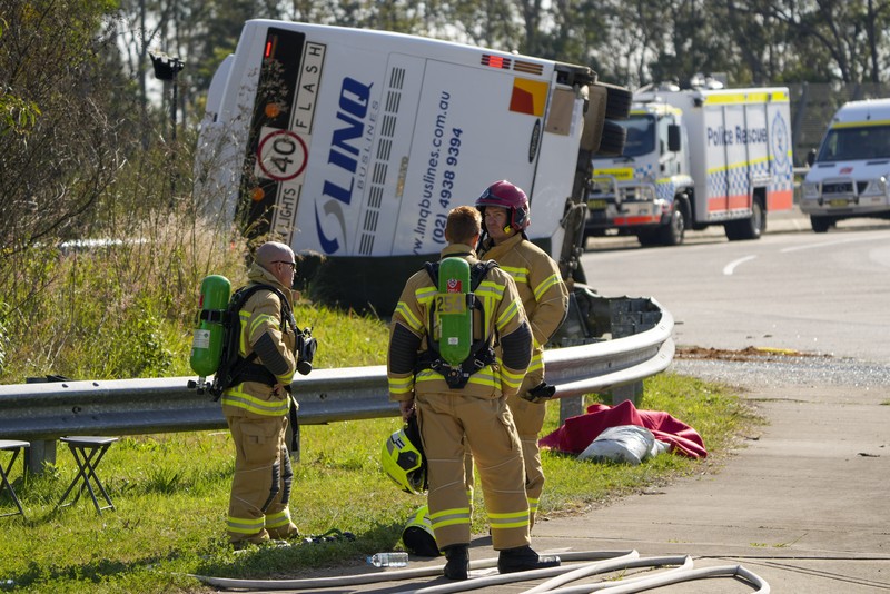 Polisi memeriksa sebuah bus di sisinya dekat kota Greta setelah kecelakaan di Hunter Valley, utara Sydney, Australia, Senin, 12 Juni 2023. Polisi memeriksa sebuah bus di sisinya dekat kota Greta setelah kecelakaan di Hunter Valley, utara Sydney, Australia, Senin, 12 Juni 2023. Bus yang membawa tamu pernikahan terguling pada malam berkabut di negara penghasil anggur Australia, menewaskan dan melukai banyak orang, kata polisi. (AP Photo/Mark Baker)