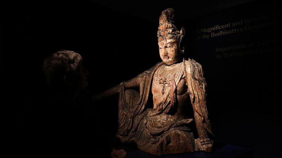 Patung Buddha langka. (REUTERS/YIMING WOO)