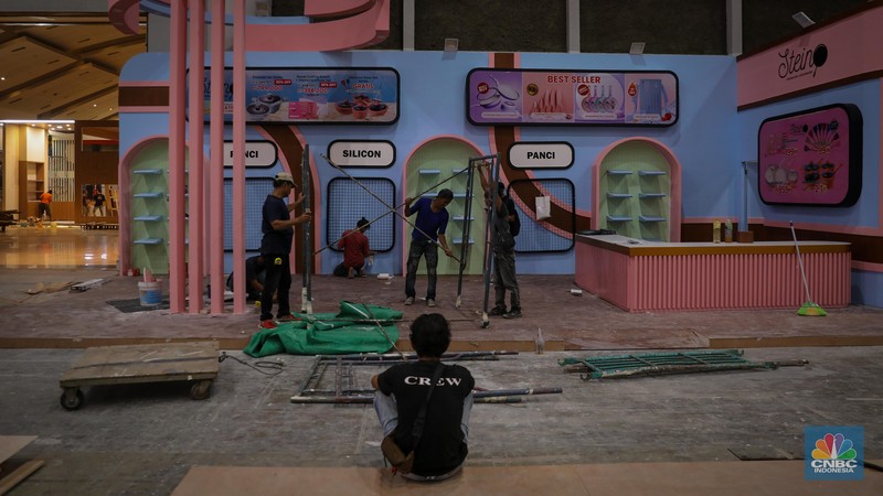 Pekerja menyelesaikan pembangunan tenant untuk acara Jakarta Fair Kemayoran (JFK) di JIExpo Kemayoran Jarkrta, Senin (12/6/2023). (CNBC Indonesia/Faisal Rahman)