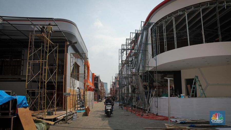 Pekerja menyelesaikan pembangunan tenant untuk acara Jakarta Fair Kemayoran (JFK) di JIExpo Kemayoran Jarkrta, Senin (12/6/2023). (CNBC Indonesia/Faisal Rahman)