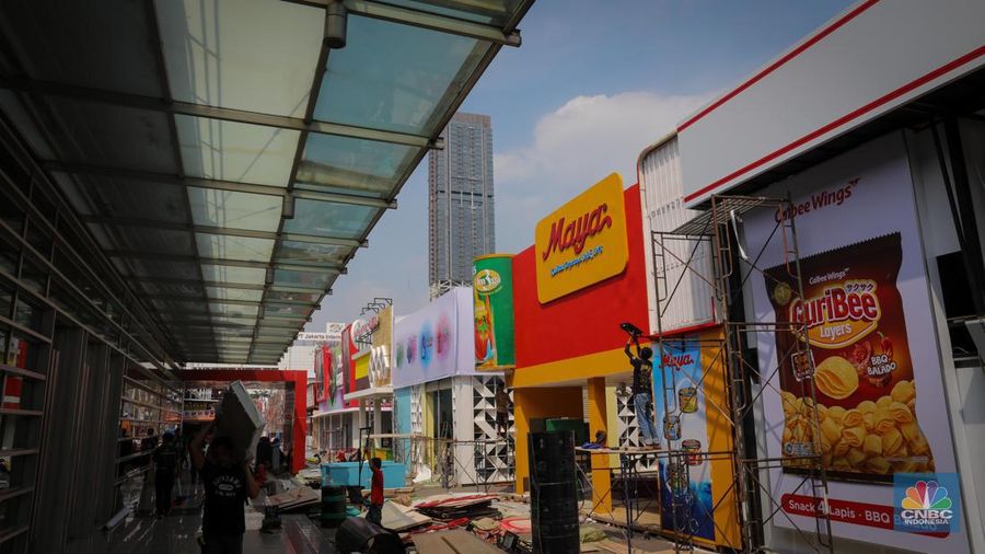 Pekerja menyelesaikan pembangunan tenant untuk acara Jakarta Fair Kemayoran (JFK) di JIExpo Kemayoran Jarkrta, Senin (12/6/2023). (CNBC Indonesia/Faisal Rahman)