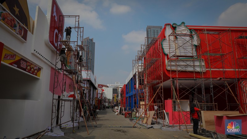 Pekerja menyelesaikan pembangunan tenant untuk acara Jakarta Fair Kemayoran (JFK) di JIExpo Kemayoran Jarkrta, Senin (12/6/2023). (CNBC Indonesia/Faisal Rahman) Pekerja menyelesaikan pembangunan tenant untuk acara Jakarta Fair Kemayoran (JFK) di JIExpo Kemayoran Jarkrta, Senin (12/6/2023). (CNBC Indonesia/Faisal Rahman)