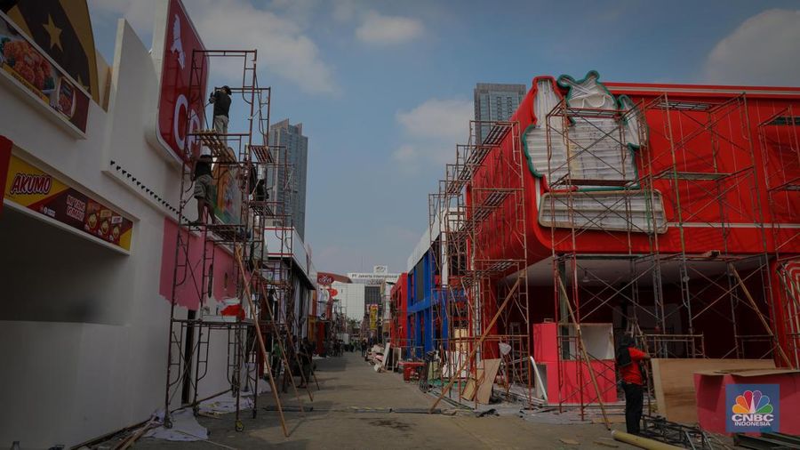 Pekerja menyelesaikan pembangunan tenant untuk acara Jakarta Fair Kemayoran (JFK) di JIExpo Kemayoran Jarkrta, Senin (12/6/2023). (CNBC Indonesia/Faisal Rahman)