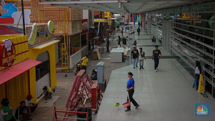 Pekerja menyelesaikan pembangunan tenant untuk acara Jakarta Fair Kemayoran (JFK) di JIExpo Kemayoran Jarkrta, Senin (12/6/2023). (CNBC Indonesia/Faisal Rahman)