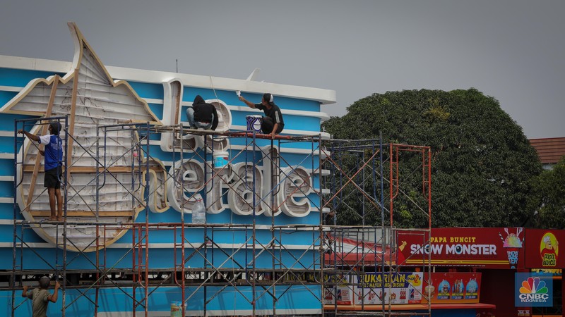 Pekerja menyelesaikan pembangunan tenant untuk acara Jakarta Fair Kemayoran (JFK) di JIExpo Kemayoran Jarkrta, Senin (12/6/2023). (CNBC Indonesia/Faisal Rahman) Pekerja menyelesaikan pembangunan tenant untuk acara Jakarta Fair Kemayoran (JFK) di JIExpo Kemayoran Jarkrta, Senin (12/6/2023). (CNBC Indonesia/Faisal Rahman)