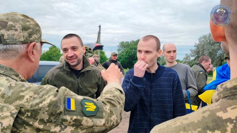 Rusia dan Ukraina tukar guling saling mengembalikan masing-masing sekitar 100 prajurit yang dijadikan tawanan perang di kedua belah pihak. (via REUTERS/UKRAINIAN ARMED FORCES)