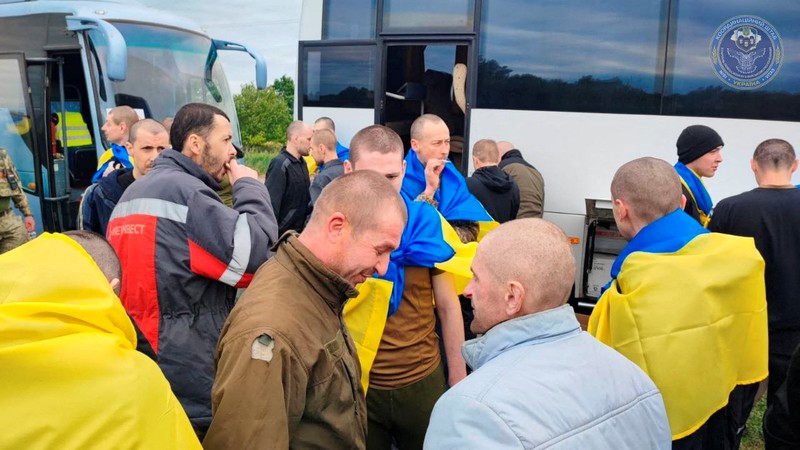 Rusia dan Ukraina tukar guling saling mengembalikan masing-masing sekitar 100 prajurit yang dijadikan tawanan perang di kedua belah pihak. (via REUTERS/UKRAINIAN ARMED FORCES)