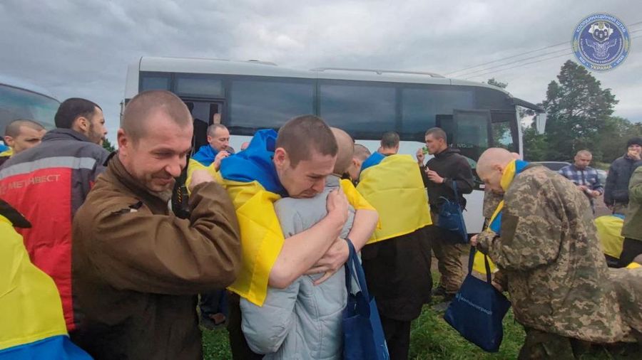 Rusia dan Ukraina tukar guling saling mengembalikan masing-masing sekitar 100 prajurit yang dijadikan tawanan perang di kedua belah pihak. (via REUTERS/UKRAINIAN ARMED FORCES)