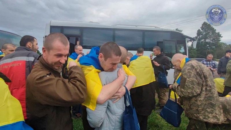 Rusia dan Ukraina tukar guling saling mengembalikan masing-masing sekitar 100 prajurit yang dijadikan tawanan perang di kedua belah pihak. (via REUTERS/UKRAINIAN ARMED FORCES)