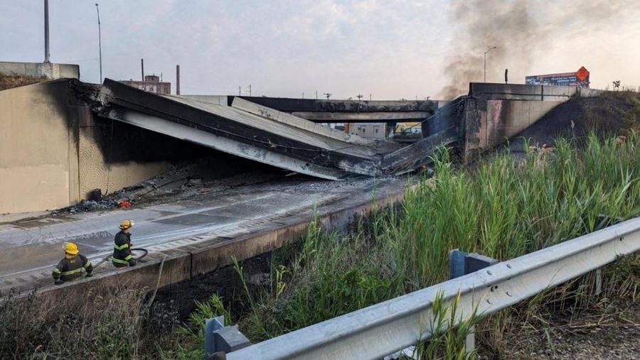 Sebuah gambar memperlihatkan Interstate 95 runtuh sebagian setelah kebakaran di bawah jembatan penyeberangan di Philadelphia, Pennsylvania, AS, 11 Juni 2023. (City of Philadelphia Office of Emergency Management/Handout via REUTERS)