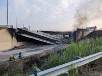 Ngeri! Jalan Layang Ambruk di Philadephia AS, Belah Dua