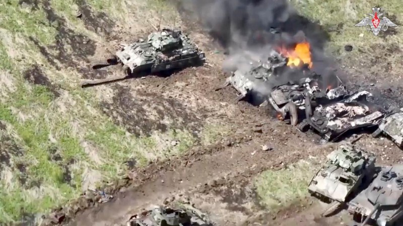 Kendaraan militer yang hancur terlihat, di tengah serangan Rusia di Ukraina, dekat garis depan kota Bakhmut, wilayah Donetsk, Ukraina 9 Juni 2023. (REUTERS/Viacheslav Ratynskyi)
