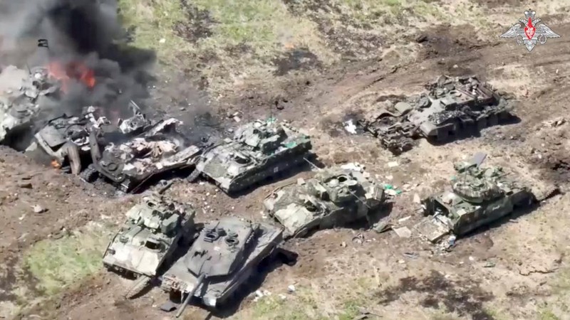 Kendaraan militer yang hancur terlihat, di tengah serangan Rusia di Ukraina, dekat garis depan kota Bakhmut, wilayah Donetsk, Ukraina 9 Juni 2023. (REUTERS/Viacheslav Ratynskyi)