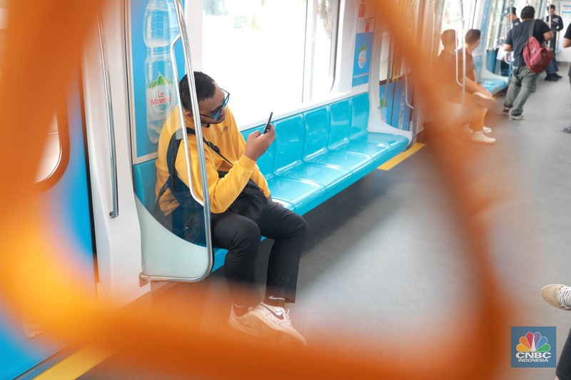 Sejumlah penumpang tanpa masker menaiki moda transportasi MRT, Jakarta, Senin, (12/6). (CNBC Indonesia/Muhammad Sabki)