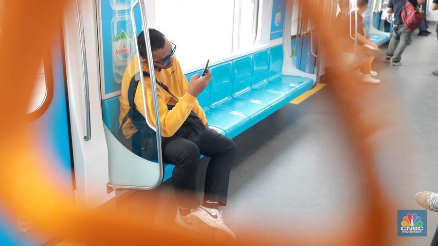 Sejumlah penumpang tanpa masker menaiki moda transportasi MRT, Jakarta, Senin, (12/6). (վ/Muhammad Sabki)