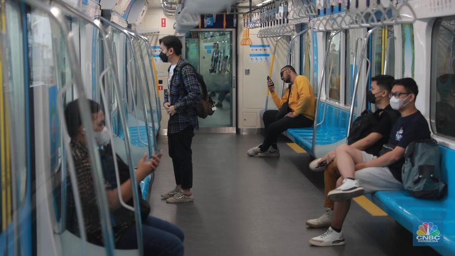 Sejumlah penumpang tanpa masker menaiki moda transportasi MRT, Jakarta, Senin, (12/6). (վ/Muhammad Sabki)